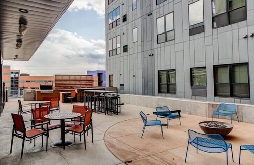 Downtown Des Moines Apartment | 2BR 2 BA Apt Downtown w/Hot Tub & Amenities!