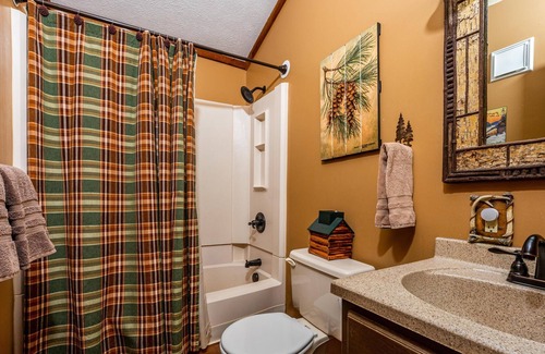 Helmsburg Cabin | 2BR, 2 BA Log Cabin