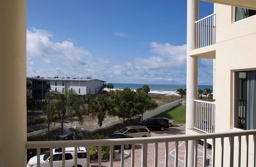 Treasure Island Condo | 2BR/2BA Condo with Balcony & Parking