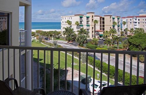 Treasure Island Condo | 2BR/2BA Condo with Balcony & Parking