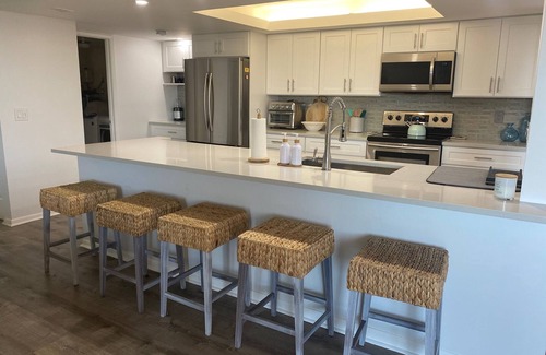 Delray Beach Condo | 2BR/2BA Condo with 2 Pools, Hot Tub & Lake Views! 1 mile to beach