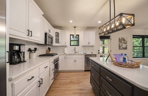 Hiawassee Cabin | 2BR + 2BA Lake Chatuge Cabin w/Mountain Views!