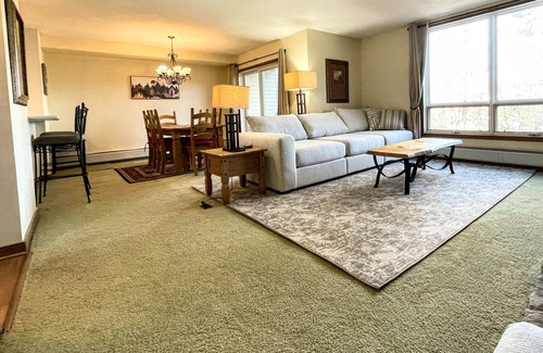 West Dover Condo | ⛷️2BR/2BA on Mount Snow - Ski On/Ski Off⛷️