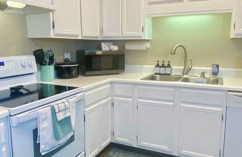 Pensacola House | 2BR, 2BA Townhouse w/loft in Gulf Breeze just 5 minutes to Pensacola Beach!