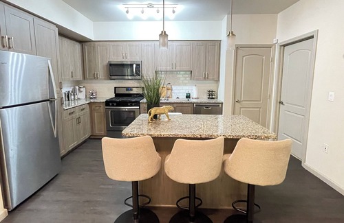Camarillo Apartment | 2BR 3 Resort Like Pools. 3 Gyms EVchrgr Wifi