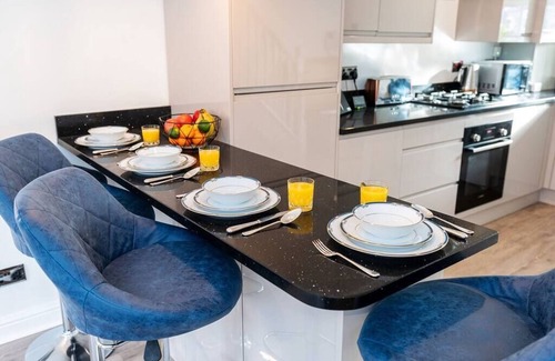 Wythenshawe House | 2BR/4bd contemporary & cosy home