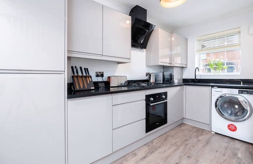 Wythenshawe House | 2BR/4bd contemporary & cosy home