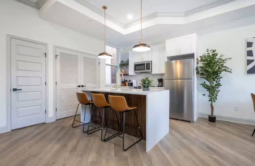 North Philadelphia West Apartment | 2BR| Across from Fairmount Park| 10 mins to DT