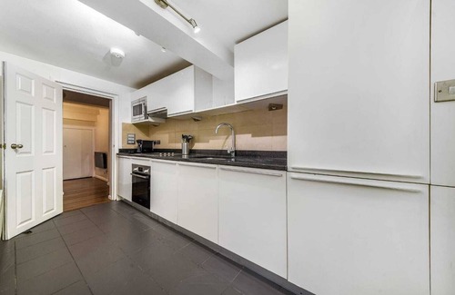City of Westminster Apartment | 2BR apartment 8 mins walk to Edgware Rd & Marble Arch, with Free Wi-Fi