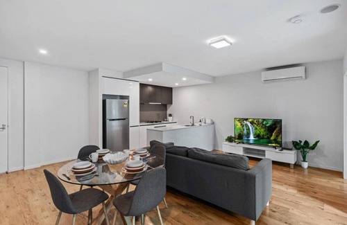 South Brisbane Apartment | 2BR Apartment in Prime Location