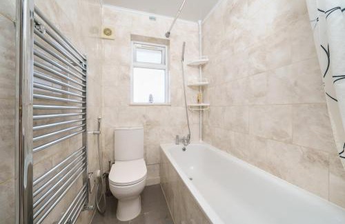Harlington Apartment | 2BR Apartment near Heathrow Airport