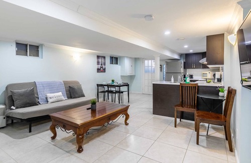 Little Italy Apartment | 2BR Apt - Close to Trinity Bellwoods Park!