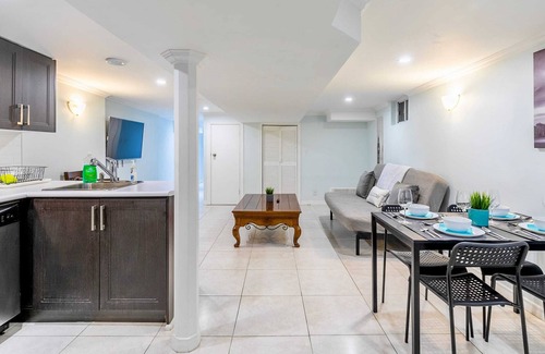 Little Italy Apartment | 2BR Apt - Close to Trinity Bellwoods Park!