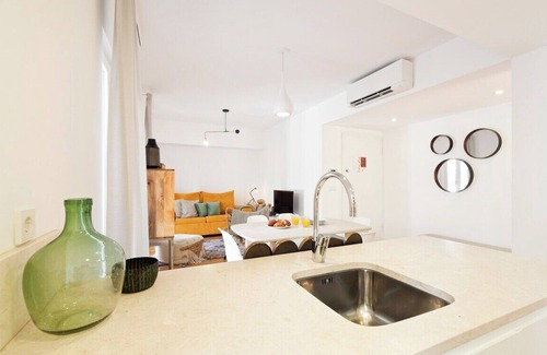 Alfama Apartment | 2BR Apt, Lisbon Summa