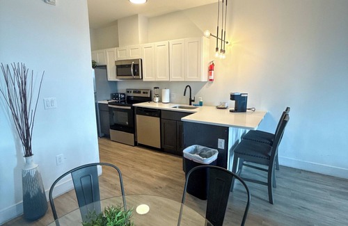 Elizabeth Apartment | 2BR apt near EWR 8111