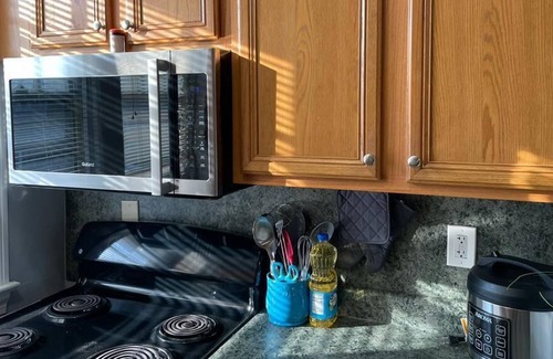 Albany Apartment | 2BR Apt Near St. Peter's Hospital