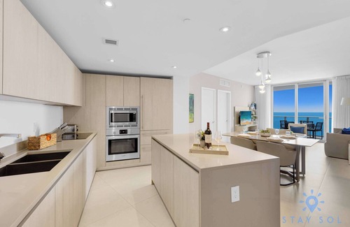 Hollywood South Central Beach Apartment | 2BR Apt with Amazing Ocean View Balcony & Pool