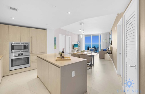 Hollywood South Central Beach Apartment | 2BR Apt with Amazing Ocean View Balcony & Pool