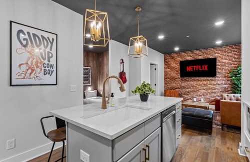 Talbot's Corner Apartment | 2BR Bachelor Pad, Full Kitchen & Bath - Sleeps 9!