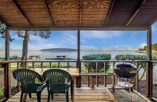 Eastsound Cabin | 2BR Beach Cabin on prime west-facing beach!
