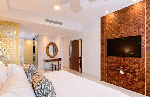 Cabo San Lucas Resort | 2BR Beachfront Residence w/ocean view and resort amenities