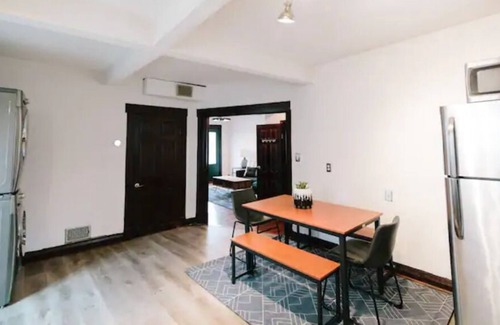 Urbana House | 2BR Bungalow DT Urbana w/ 1GB WiFi + Spacious Yard