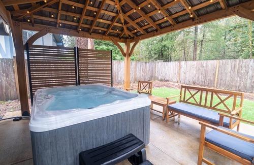 Mount Hood Village Cabin | 2BR Cabin w/Hot Tub, Near Trails+Ski+Snowboard