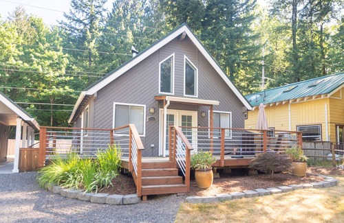 Mount Hood Village Cabin | 2BR Cabin w/Hot Tub, Near Trails+Ski+Snowboard