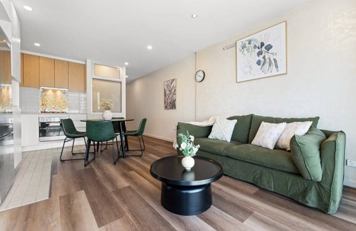 Adelaide Central Business District Apartment | 2BR CBD Apt. Swimming Pool/Sauna/SPA/CBD