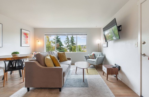 North Queen Anne Apartment | 2BR Chic Colorful Queen Anne Apt - 4m to DT Seattle, Free Parking - NEW