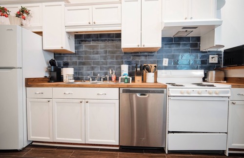Thunderbolt Apartment | 2BR Chic Duplex - Firepit - Perfect for Travel