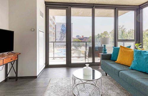 Near West Side Apartment | 2BR Chic New Apartment With Rooftop Pool & Gym