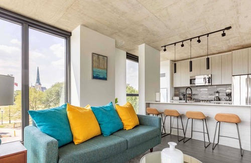 Near West Side Apartment | 2BR Chic New Apartment With Rooftop Pool & Gym