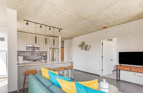Near West Side Apartment | 2BR Chic New Apartment With Rooftop Pool & Gym