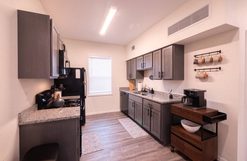 Lawrence Apartment | [2BR] Chic Retreat>Min KU/Mass