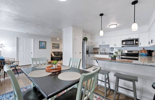 Chic's Beach Apartment | 2BR Chic’s Beach Gem Walk to Shore Dogs OK