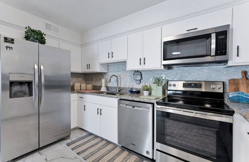 Chic's Beach Apartment | 2BR Chic’s Beach Gem Walk to Shore Dogs OK