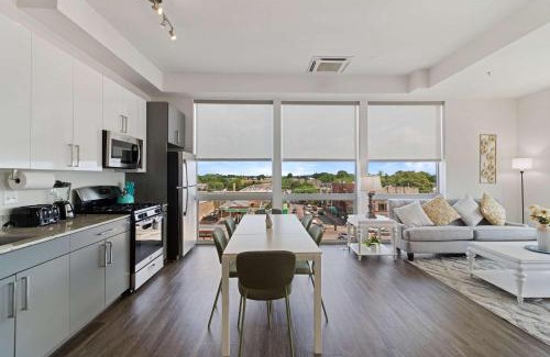 Palmer Square Apartment | 2BR City Loft Sweeping Glass Views