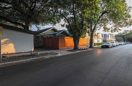 Neartown House | 2BR City Serenity! A Cozy Montrose Private Home