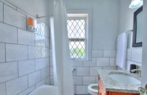 University City Apartment | 2BR|Close to WashU, Delmar Loop, DTown Clayton|W&D