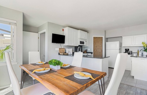 Cayucos House | 2BR Coastal Gem w/Ocean Views + Shared Firepit Lounge Near Cayucos Pier
