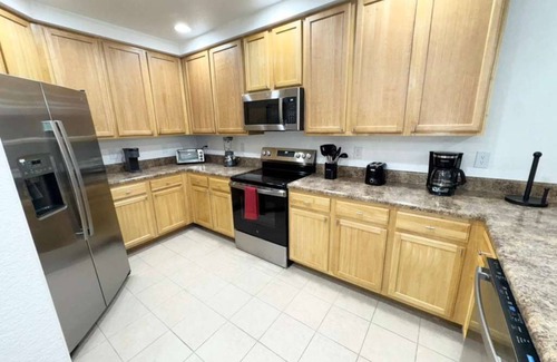 West Kissimmee Condo | 2BR Condo Close to Disney | Gated, Pool & Hot Tub