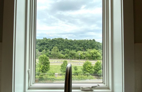 Diamond Hill Condo | 2BR Condo in Downtown Lynchburg w/Picturesque Views