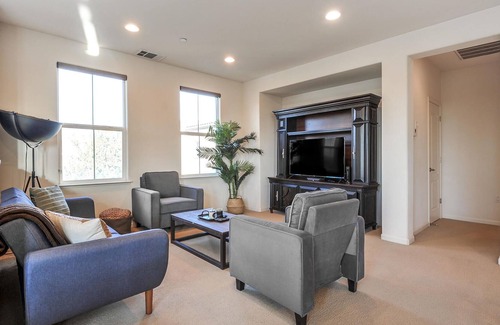 Milpitas Apartment | 2BR Condo in Milpitas with Pool