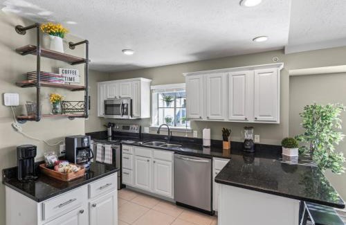 Branson West House | 2BR Condo - Near SDC - 2 Pools - Golf Onsite - FREE TICKETS INCLUDED - SB 9-5