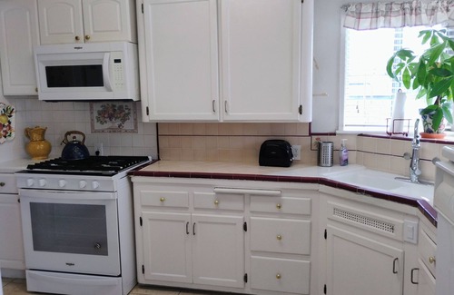 Harbor Gateway North House | 2br Cottage near Intuit, Lax,& Sofi