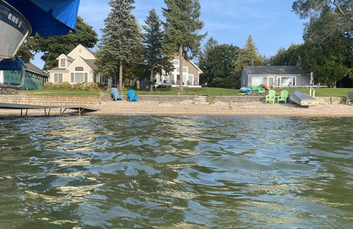 Beulah Cabin | 2BR Cozy Cabin Crystal Lake private beach 15 to min Crystal Mtn. EZ ice fishing