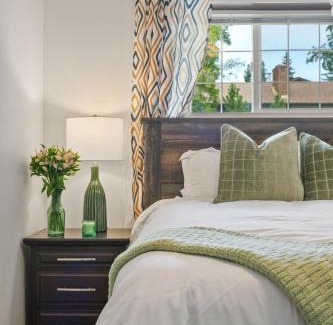 Northwest Calgary House | 2BR Cozy Suite w Fireplace! FREE Banff Pass, Parking, Netflix! Enjoy Yoga Classes or Plan Your Golf Trip!