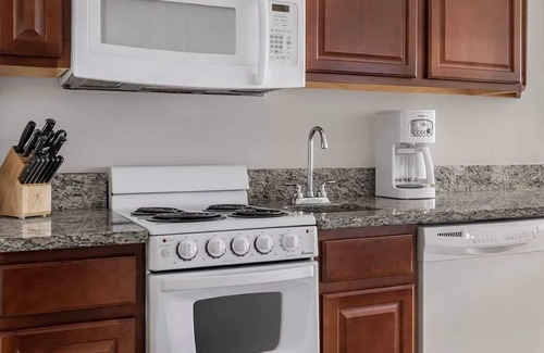 Daytona Beach Hotel | 2br Deluxe Unit-Beach, Lazy River & Near Nascar!