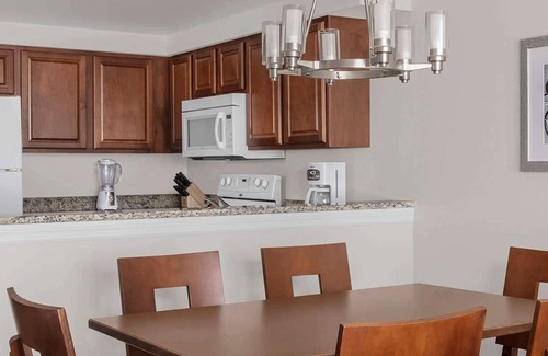 Daytona Beach Hotel | 2br Deluxe Unit-Beach, Lazy River & Near Nascar!